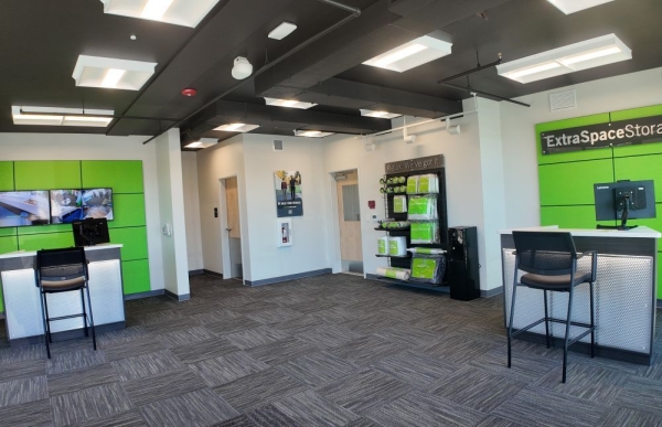 Facility photo: //images.sparefoot.com/medium/24454369fb113711b13.jpg