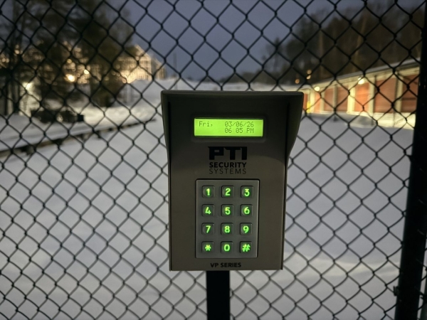 Facility photo: //images.sparefoot.com/medium/24454469ccdf8460270.jpg