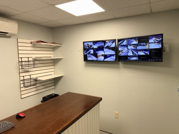 Facility photo: //images.sparefoot.com/medium/24454469ccdf858cda8.jpg