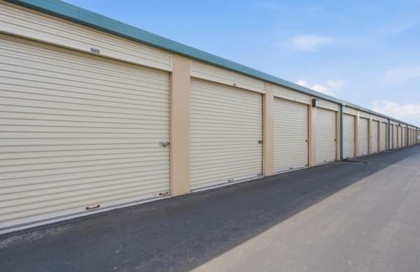 Facility photo: //images.sparefoot.com/medium/24456669e948213978d.jpg