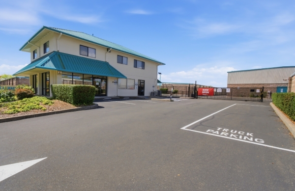 Facility photo: //images.sparefoot.com/medium/24456669e9483c4e2b3.jpg