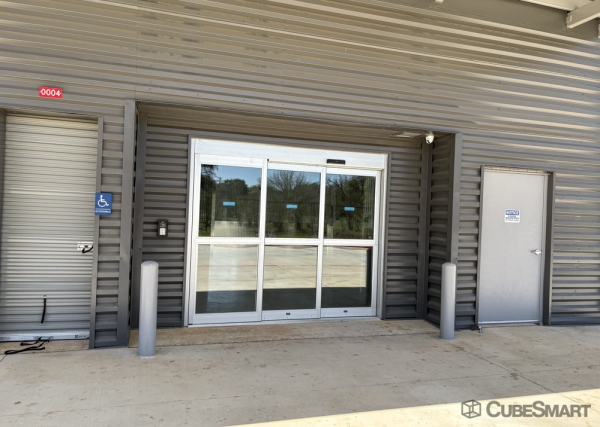 Facility photo: //images.sparefoot.com/medium/24458569e0ae7654d31.jpg