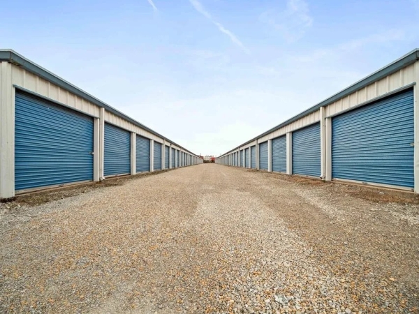 Facility photo: //images.sparefoot.com/medium/24465169d3d34f645fe.jpg