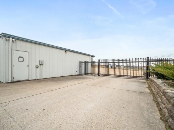 Facility photo: //images.sparefoot.com/medium/24465169d3d37943f17.jpg
