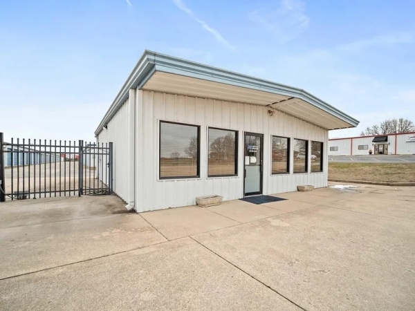 Facility photo: //images.sparefoot.com/medium/24465169d3d38c0edbc.jpg