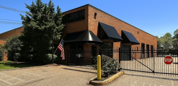 Facility photo: //images.sparefoot.com/medium/24465469cd769b80555.jpg