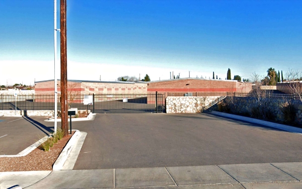 Facility photo: //images.sparefoot.com/medium/24465869f28f8cd5651.jpg