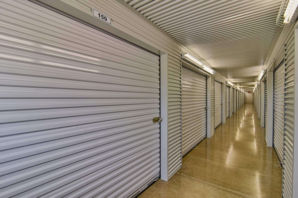 Facility photo: //images.sparefoot.com/medium/24465969f29155ad365.jpg