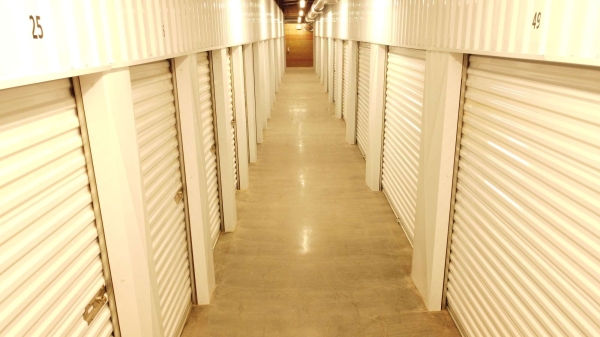 Facility photo: //images.sparefoot.com/medium/24465969f2915b28e5b.jpg