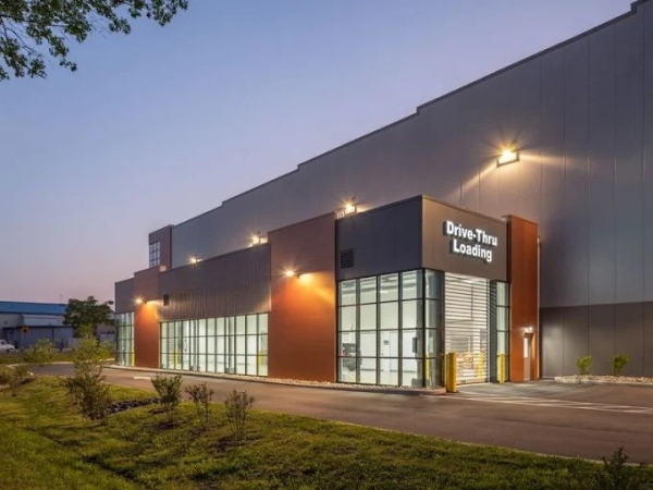Facility photo: //images.sparefoot.com/medium/24469669c5341c3b5f6.jpg