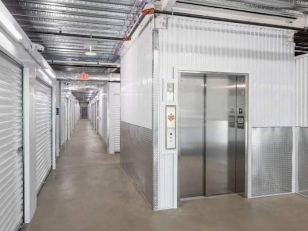 Facility photo: //images.sparefoot.com/medium/24469669c53429174e7.jpg