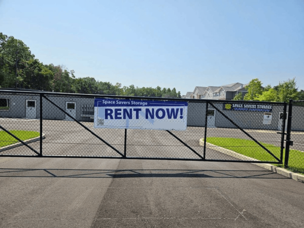 Facility photo: //images.sparefoot.com/medium/24470469cfcca620fc0.png
