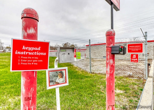 Facility photo: //images.sparefoot.com/medium/24472269f5a925213c7.jpg