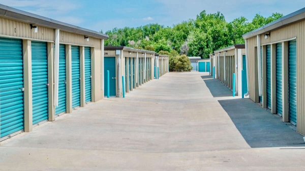 Facility photo: //images.sparefoot.com/medium/24476369cd24718ed91.jpeg