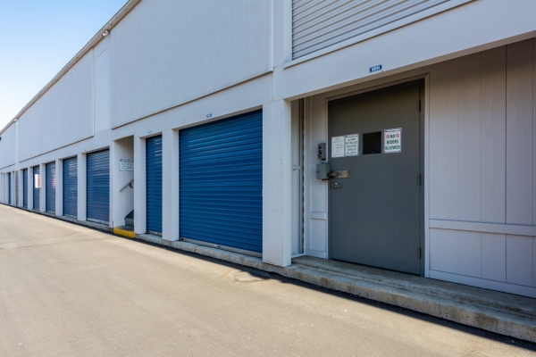 Facility photo: //images.sparefoot.com/medium/24481169d5181392dbd.jpg