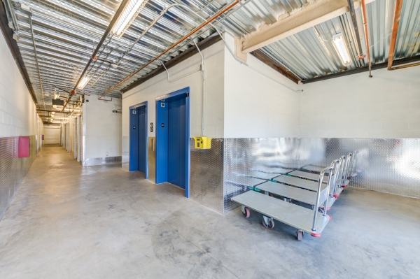 Facility photo: //images.sparefoot.com/medium/24481369d53bacdc27f.jpg