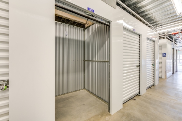 Facility photo: //images.sparefoot.com/medium/24481369d53bae9bb1b.jpg