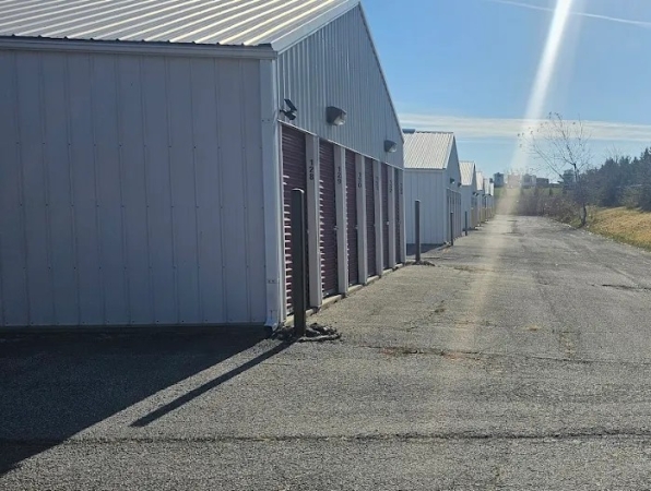 Facility photo: //images.sparefoot.com/medium/24482369ebca9b54aef.jpg