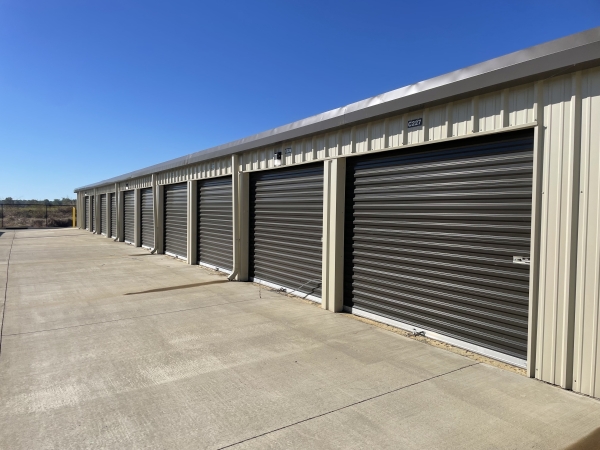 Facility photo: //images.sparefoot.com/medium/24484069d8df5474eac.jpeg