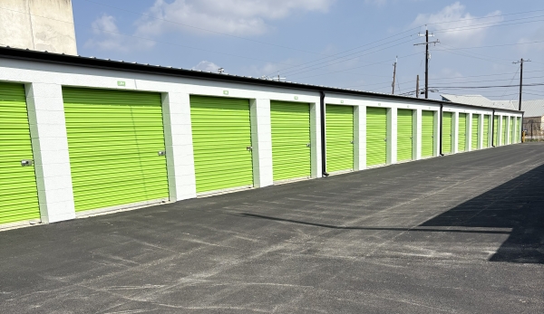 Facility photo: //images.sparefoot.com/medium/24484169d8471d540e2.jpeg