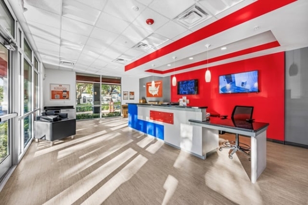 Facility photo: //images.sparefoot.com/medium/24488469e23362c1eb9.jpg