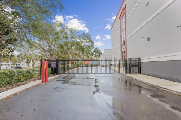 Facility photo: //images.sparefoot.com/medium/24488469e627378a96c.jpg