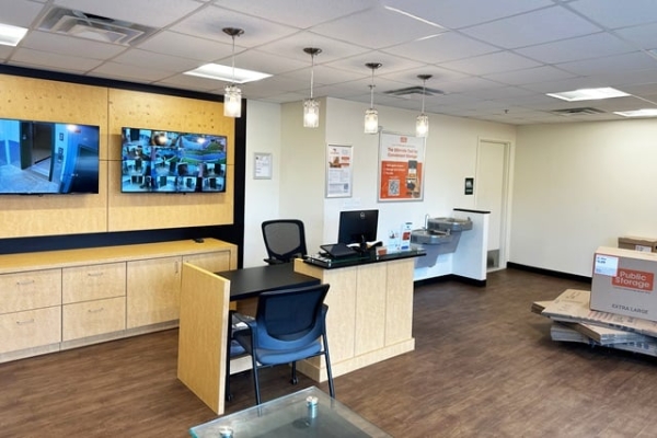 Facility photo: //images.sparefoot.com/medium/24489369e2337e98a10.jpg