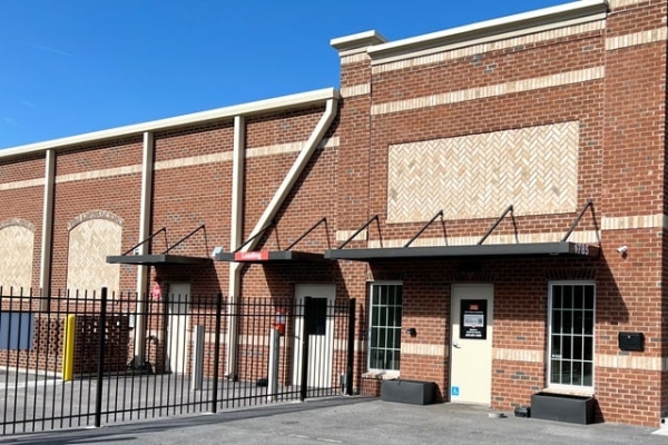 Facility photo: //images.sparefoot.com/medium/24489469e0e95c33442.jpg