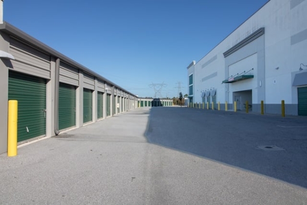 Facility photo: //images.sparefoot.com/medium/24492669e233871d04f.jpg