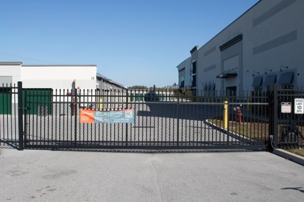 Facility photo: //images.sparefoot.com/medium/24492669e23388eb705.jpg