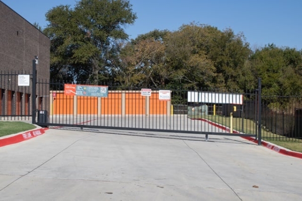 Facility photo: //images.sparefoot.com/medium/24494669e235fa66be9.jpg