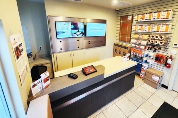 Facility photo: //images.sparefoot.com/medium/24494869e4d8c7794c8.jpg