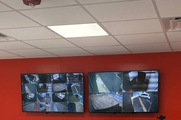 Facility photo: //images.sparefoot.com/medium/24495369e4d8693e18a.jpg