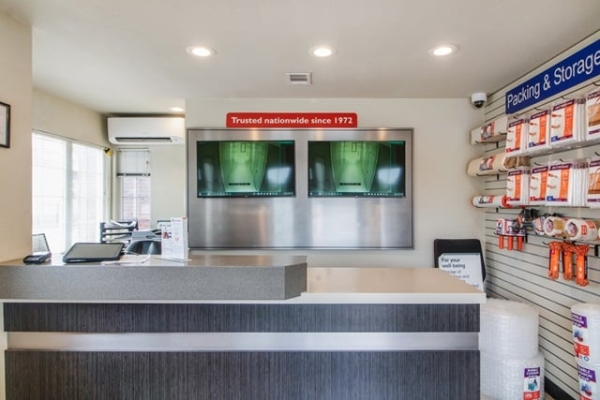 Facility photo: //images.sparefoot.com/medium/24496269e62a2666b3d.jpg