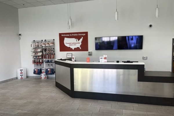 Facility photo: //images.sparefoot.com/medium/24504869e3892d39d74.jpg