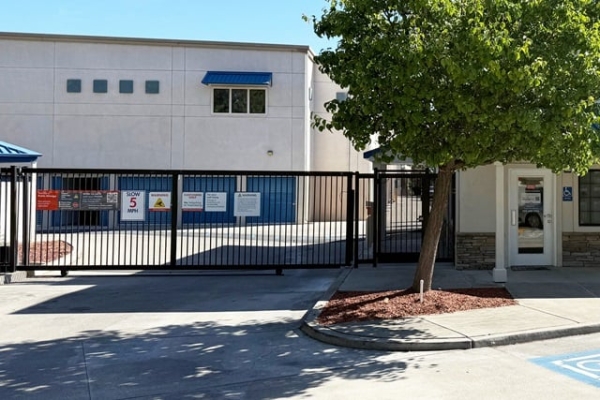 Facility photo: //images.sparefoot.com/medium/24506569e62c93216e3.jpg