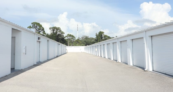 Facility photo: //images.sparefoot.com/medium/24510069e155d5410bb.jpg