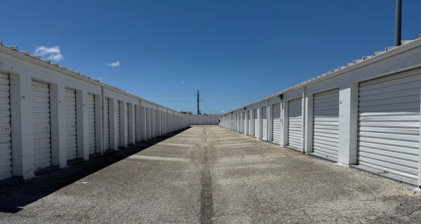 Facility photo: //images.sparefoot.com/medium/24510369e146e00e59a.jpg