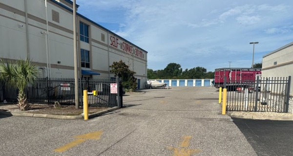 Facility photo: //images.sparefoot.com/medium/24510769e1129d1e434.jpg