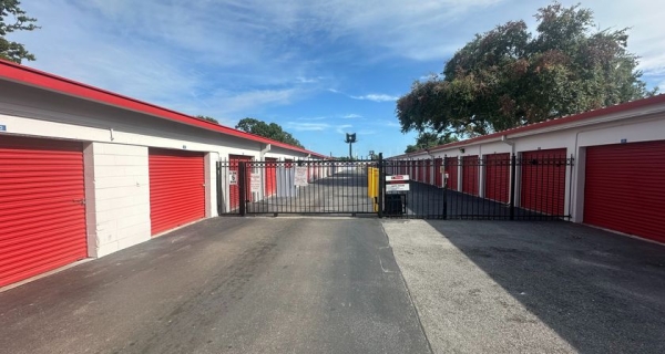 Facility photo: //images.sparefoot.com/medium/24511669e11a3fa4392.jpg