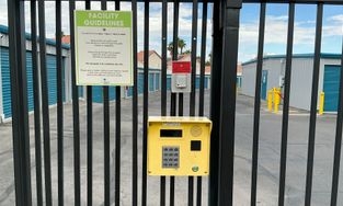 Facility photo: //images.sparefoot.com/medium/24512269e115842e93c.jpeg