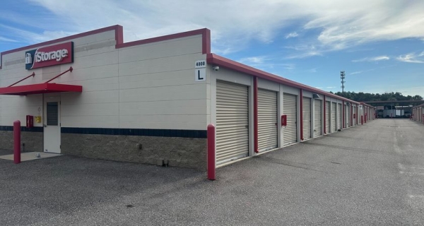 Facility photo: //images.sparefoot.com/medium/24512669e1169d4244a.jpg