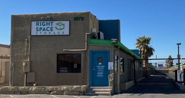 Facility photo: //images.sparefoot.com/medium/24513469e11dce3758c.jpg