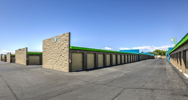 Facility photo: //images.sparefoot.com/medium/24513469e11de37d79b.jpg