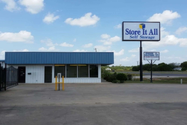 Facility photo: //images.sparefoot.com/medium/24513969fce0e63ef1d.jpg