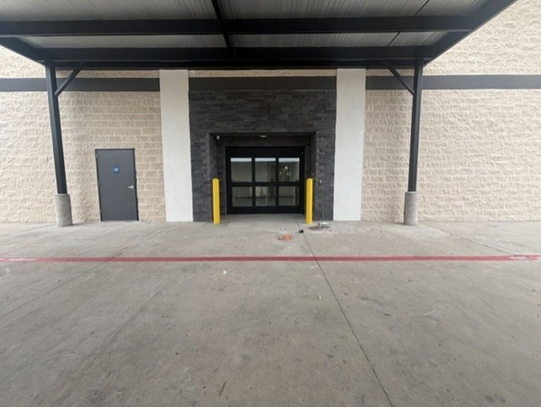 Facility photo: //images.sparefoot.com/medium/24514269ea0a7da4e4f.jpg