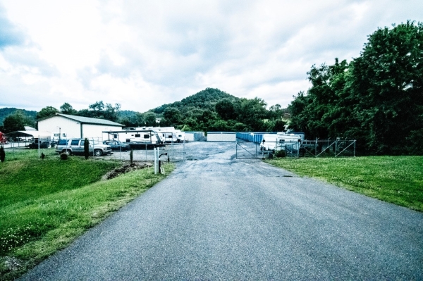 Facility photo: //images.sparefoot.com/medium/24514769e2a4cdac9ab.jpg