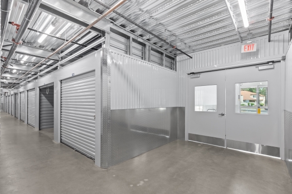 Facility photo: //images.sparefoot.com/medium/2451546a3ee7a20a693.jpg