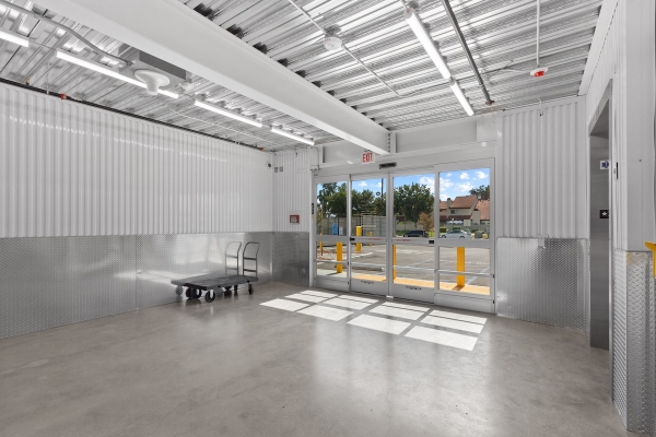 Facility photo: //images.sparefoot.com/medium/2451546a3ee7a5d8528.jpg