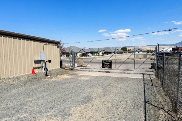 Facility photo: //images.sparefoot.com/medium/24516069e7d51608e01.jpg